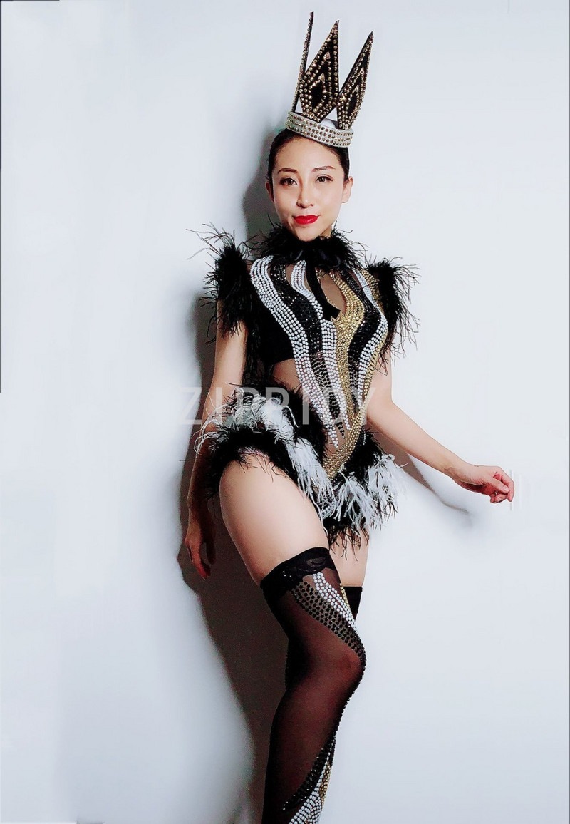 2018. aasta sünnipäevapeorõivad sädelevad kivikivid, mustad valged sulgedest võrgust bodi, säärised ööklubi, naiste tantsuetendus