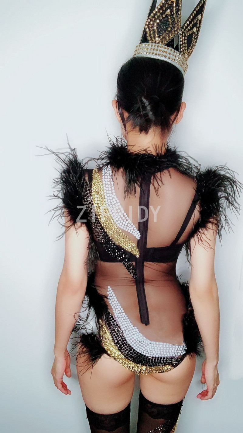 2018. aasta sünnipäevapeorõivad sädelevad kivikivid, mustad valged sulgedest võrgust bodi, säärised ööklubi, naiste tantsuetendus