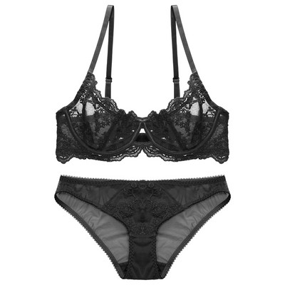 Prantsuse tikitud pitsiga seksikas läbipaistev terasrõngas üliõhuke aluspesukomplekt, suured rinnad, millel on väikesed kroogitud rinnahoidjad ja aluspüksid