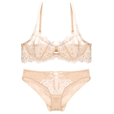 Prantsuse tikitud pitsiga seksikas läbipaistev terasrõngas üliõhuke aluspesukomplekt, suured rinnad, millel on väikesed kroogitud rinnahoidjad ja aluspüksid