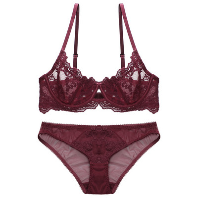 Prantsuse tikitud pitsiga seksikas läbipaistev terasrõngas üliõhuke aluspesukomplekt, suured rinnad, millel on väikesed kroogitud rinnahoidjad ja aluspüksid