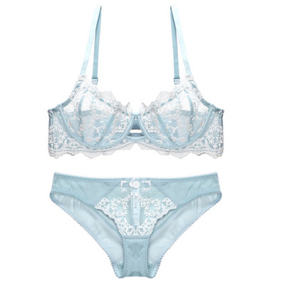 Prantsuse tikitud pitsiga seksikas läbipaistev terasrõngas üliõhuke aluspesukomplekt, suured rinnad, millel on väikesed kroogitud rinnahoidjad ja aluspüksid