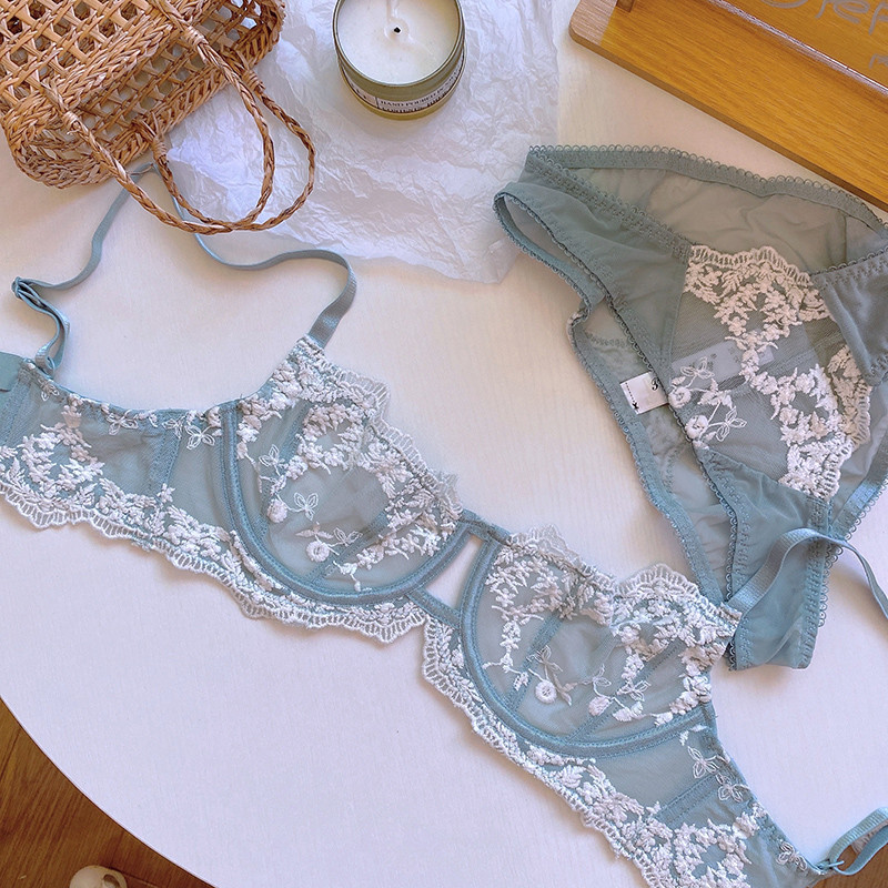 Prantsuse tikitud pitsiga seksikas läbipaistev terasrõngas üliõhuke aluspesukomplekt, suured rinnad, millel on väikesed kroogitud rinnahoidjad ja aluspüksid