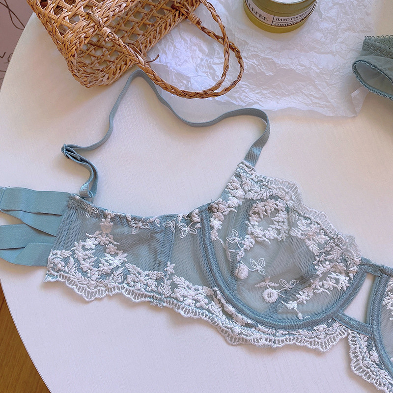Prantsuse tikitud pitsiga seksikas läbipaistev terasrõngas üliõhuke aluspesukomplekt, suured rinnad, millel on väikesed kroogitud rinnahoidjad ja aluspüksid
