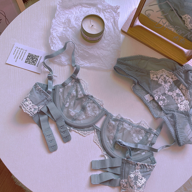 Prantsuse tikitud pitsiga seksikas läbipaistev terasrõngas üliõhuke aluspesukomplekt, suured rinnad, millel on väikesed kroogitud rinnahoidjad ja aluspüksid