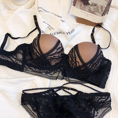 Σέξι δαντελένια λουράκια φαίνονται μέσα από εσώρουχα με σετ εσώρουχα γυναίκες συγκεντρωμένες για να μαζέψουν το στήθος σετ εσωρούχων μεγάλου μεγέθους