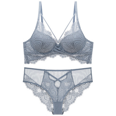 Ripsmete pitsside, õhukese voodriga rinnahoidja ja aluspüksid