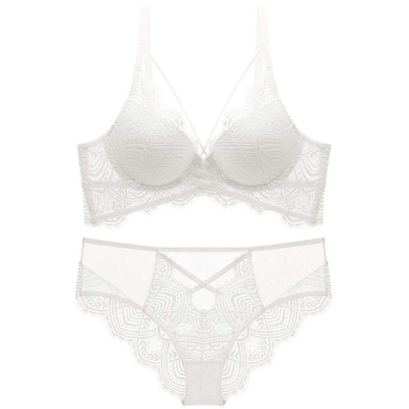 Ripsmete pitsside, õhukese voodriga rinnahoidja ja aluspüksid