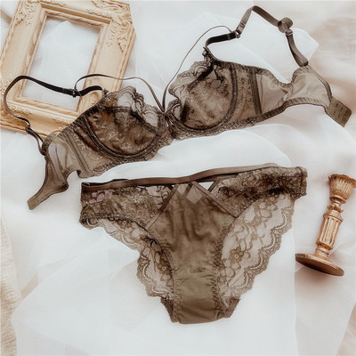 Σέξι, εξαιρετικά λεπτό δαντελένιο δαχτυλίδι σουτιέν με δαχτυλίδι στο επάνω μέρος στήριξης που συγκεντρώνει το μεγάλο στήθος και δείχνει μικρό σετ εσωρούχων με απαλό πλέγμα που αναπνέει