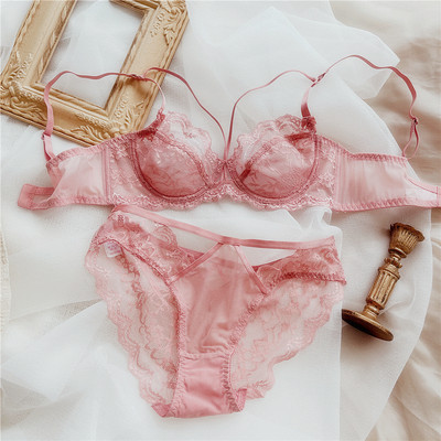 Σέξι, εξαιρετικά λεπτό δαντελένιο δαχτυλίδι σουτιέν με δαχτυλίδι στο επάνω μέρος στήριξης που συγκεντρώνει το μεγάλο στήθος και δείχνει μικρό σετ εσωρούχων με απαλό πλέγμα που αναπνέει