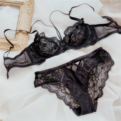 Σέξι, εξαιρετικά λεπτό δαντελένιο δαχτυλίδι σουτιέν με δαχτυλίδι στο επάνω μέρος στήριξης που συγκεντρώνει το μεγάλο στήθος και δείχνει μικρό σετ εσωρούχων με απαλό πλέγμα που αναπνέει