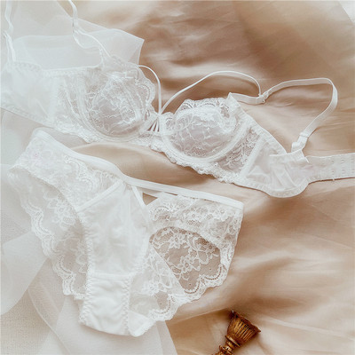 Σέξι, εξαιρετικά λεπτό δαντελένιο δαχτυλίδι σουτιέν με δαχτυλίδι στο επάνω μέρος στήριξης που συγκεντρώνει το μεγάλο στήθος και δείχνει μικρό σετ εσωρούχων με απαλό πλέγμα που αναπνέει