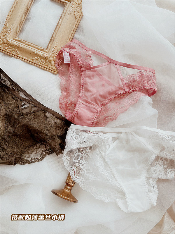 Σέξι, εξαιρετικά λεπτό δαντελένιο δαχτυλίδι σουτιέν με δαχτυλίδι στο επάνω μέρος στήριξης που συγκεντρώνει το μεγάλο στήθος και δείχνει μικρό σετ εσωρούχων με απαλό πλέγμα που αναπνέει