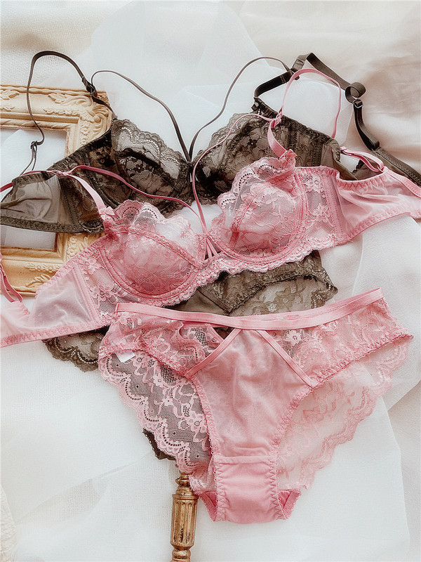 Σέξι, εξαιρετικά λεπτό δαντελένιο δαχτυλίδι σουτιέν με δαχτυλίδι στο επάνω μέρος στήριξης που συγκεντρώνει το μεγάλο στήθος και δείχνει μικρό σετ εσωρούχων με απαλό πλέγμα που αναπνέει