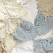 Seksikas pitsist võrkpesu suvine õhuke osa, suured rinnad näitavad väikest ilma terasrõngata aluspesu rinnahoidja vastuvõtmiseks