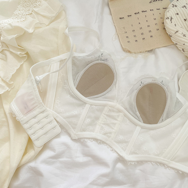 Seksikas pitsist võrkpesu suvine õhuke osa, suured rinnad näitavad väikest ilma terasrõngata aluspesu rinnahoidja vastuvõtmiseks