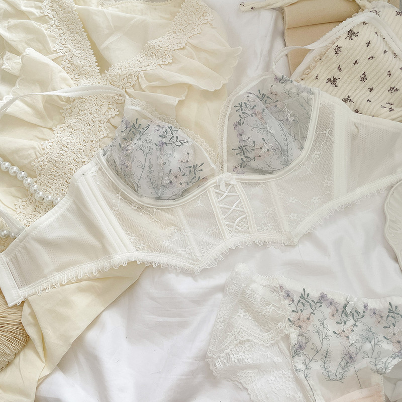 Seksikas pitsist võrkpesu suvine õhuke osa, suured rinnad näitavad väikest ilma terasrõngata aluspesu rinnahoidja vastuvõtmiseks