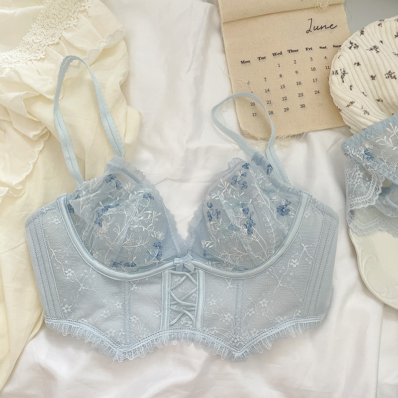 Seksikas pitsist võrkpesu suvine õhuke osa, suured rinnad näitavad väikest ilma terasrõngata aluspesu rinnahoidja vastuvõtmiseks