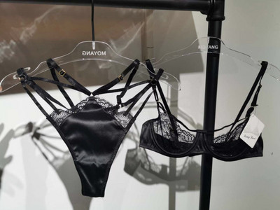 Σέξι δαντέλα σατέν μπραλέτ εξαιρετικά λεπτό εσώρουχο προοπτική πειρασμός Σετ σουτιέν T-pants διαφανή εσώρουχα με στρινγκ