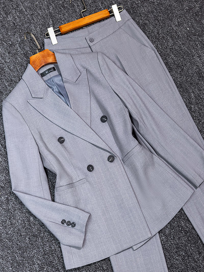 Costum cu pantaloni pentru femei, gri, bleumarin, în dungi, Set formal 2 piese, sacou și pantaloni pentru doamne de birou.