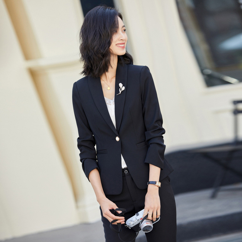 Fehér öltöny kétrészes női divatos karcsú blézer dzseki és nadrág tavaszi és őszi női szettek sárga fekete