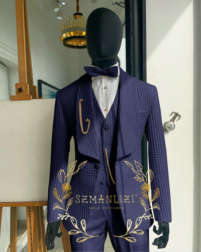 Jóképű, kék arany virágos keretes színpadi férfi öltönygarnitúra, állógallér, férfi esküvői öltönyök formális vőlegényi szmoking jelmez (kabát+nadrág+mellény)