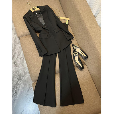 Blézer nadrágkosztüm, női fekete fehér piros irodai viselet, egygombos, kiszélesedő nadrág Blézer + nadrág, kétrészes szett, formális öltöny