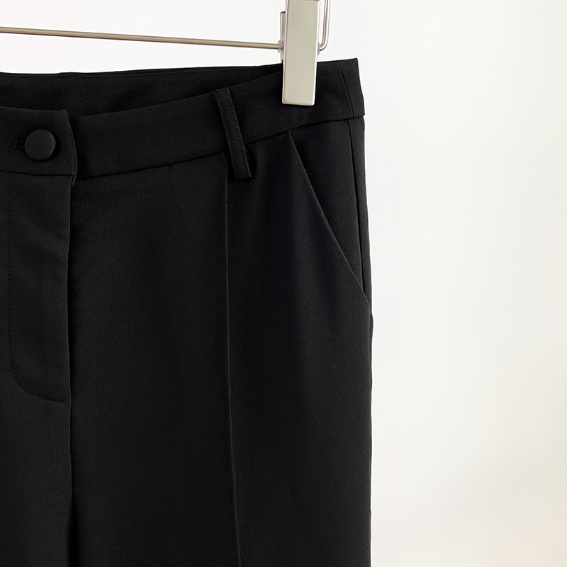 Blézer nadrágkosztüm, női fekete fehér piros irodai viselet, egygombos, kiszélesedő nadrág Blézer + nadrág, kétrészes szett, formális öltöny