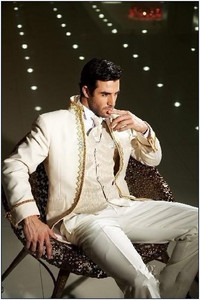 Slim Fit Groomsmen Peak Lapel Vőlegény szmokingok Zöld férfi öltönyök egygombos esküvői legjobb férfi blézer (kabát+nadrág+nyakkendő+mellény)