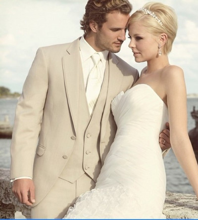 Slim Fit Groomsmen Peak Lapel Vőlegény szmokingok Zöld férfi öltönyök egygombos esküvői legjobb férfi blézer (kabát+nadrág+nyakkendő+mellény)