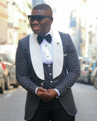 Slim Fit Groomsmen Peak Lapel Vőlegény szmokingok Zöld férfi öltönyök egygombos esküvői legjobb férfi blézer (kabát+nadrág+nyakkendő+mellény)