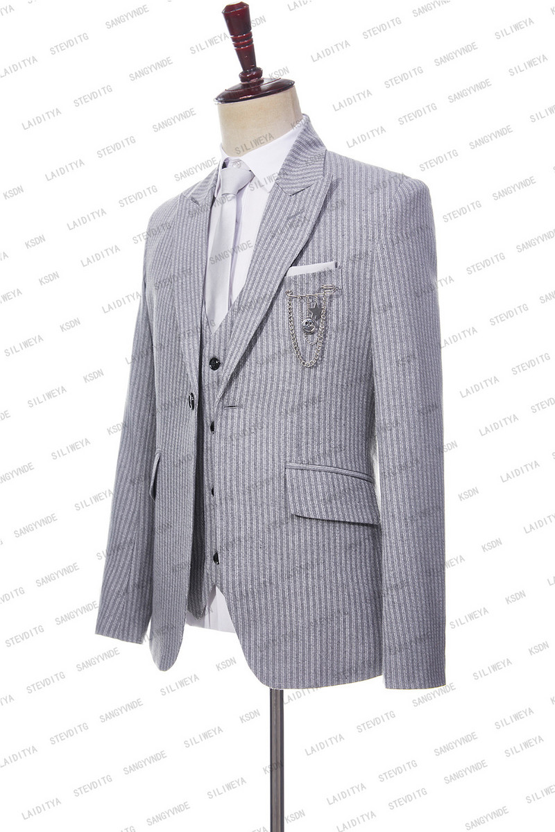 2023 Világosszürke csíkos férfi öltöny 3 részes öltöny Terno Slim Fit formális irodai esküvői vőlegény szmoking frakk férfi divat ruhához