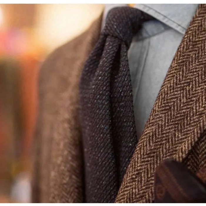 Férfi öltöny, barna férfi dzseki, sötétszürke halszálkás gyapjú, tweed hajtóka gallér, egysoros, hivatalos üzleti dzseki esküvőre