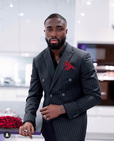 Üzleti fekete csíkos férfi öltöny, kétsoros, 2 részes, vékony szabású esküvői szmoking a vőlegény bálba csúcsos hajtókás divatjelmezével