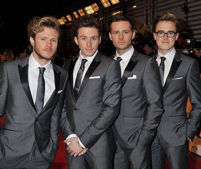 Új, 2022-es, egyedi gyártású esküvői szmoking fehér (dzseki+nadrág) 2 darabos normál vőlegény, legjobb férfi vőlegény férfi öltöny báli alkalmi alkalomra