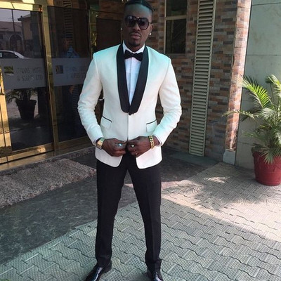 Új, 2022-es, egyedi gyártású esküvői szmoking fehér (dzseki+nadrág) 2 darabos normál vőlegény, legjobb férfi vőlegény férfi öltöny báli alkalmi alkalomra