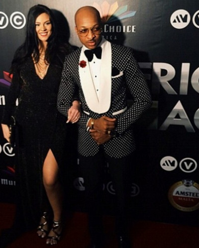 Új, 2022-es, egyedi gyártású esküvői szmoking fehér (dzseki+nadrág) 2 darabos normál vőlegény, legjobb férfi vőlegény férfi öltöny báli alkalmi alkalomra