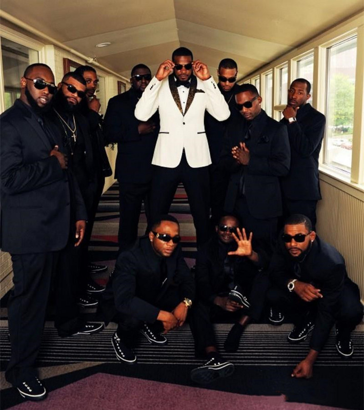 Fehér vőlegény szmoking vőfélynek virágos kendő hajtóka 2 részes karcsú férfi öltöny dzseki fekete nadrág afrikai férfi divat