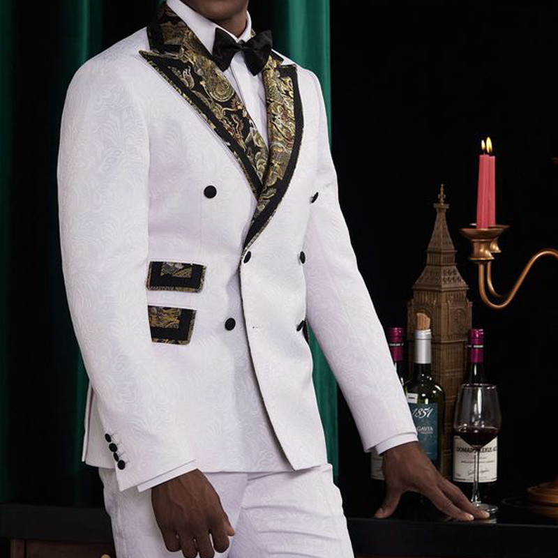 Fehér virágos, jacquard báli férfi öltöny, kétsoros 2 részes esküvői szmoking vőfélyeknek, csúcsos hajtókás, egyedi férfidivat