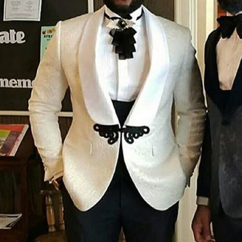 Virágos, jacquard férfi öltöny, karcsú szabású, fekete pillangós csatos kendővel, vőlegény szmoking esküvőre, 3 részes férfi divatjelmez