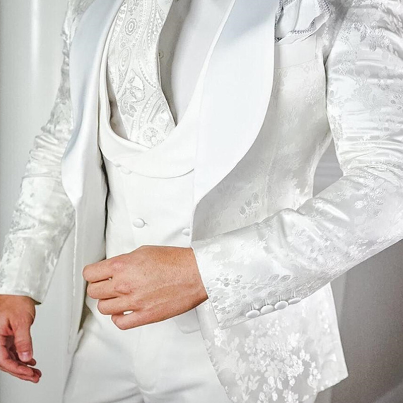 Fehér virágos esküvői szmoking vőlegénynek, 3 részes, karcsúsított férfi öltöny szatén kendővel, egyedi férfi jelmez dzseki mellény