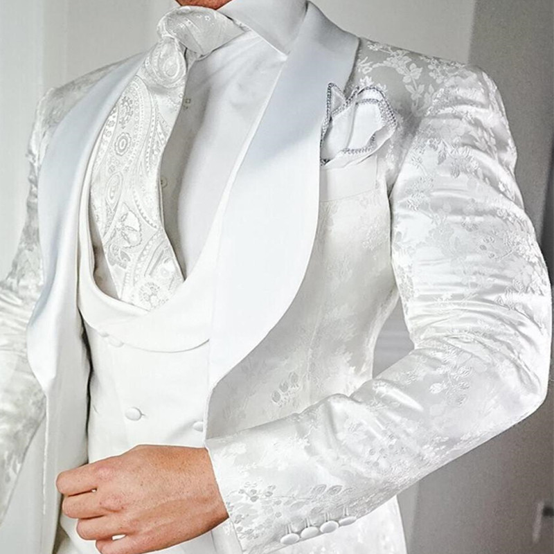 Fehér virágos esküvői szmoking vőlegénynek, 3 részes, karcsúsított férfi öltöny szatén kendővel, egyedi férfi jelmez dzseki mellény