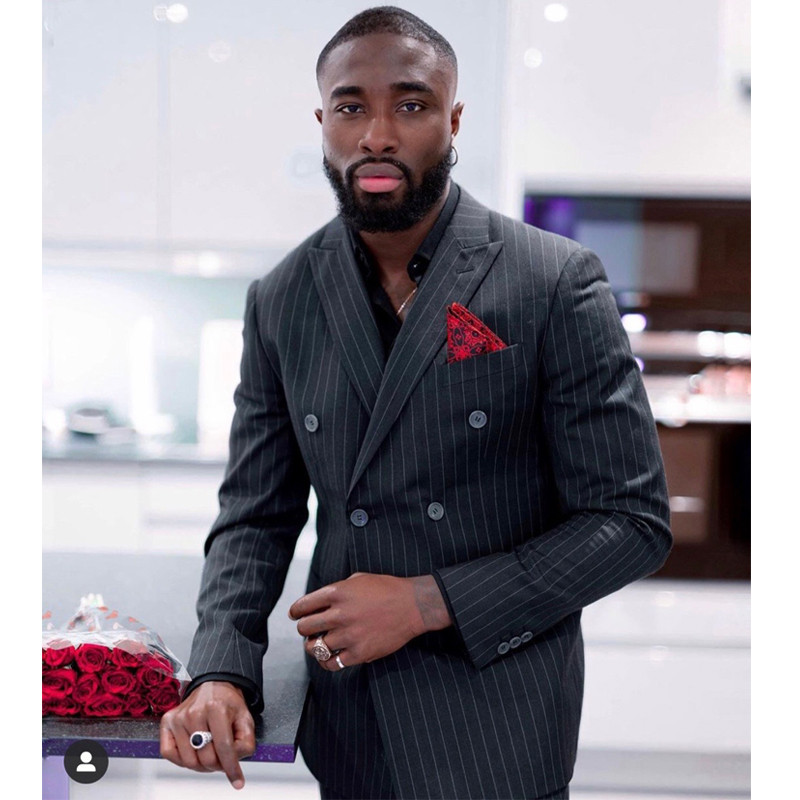 Üzleti fekete csíkos férfi öltöny, kétsoros, 2 részes, vékony szabású esküvői szmoking a vőlegény bálba csúcsos hajtókás divatjelmezével