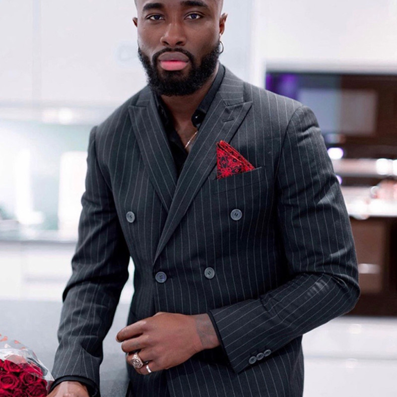 Üzleti fekete csíkos férfi öltöny, kétsoros, 2 részes, vékony szabású esküvői szmoking a vőlegény bálba csúcsos hajtókás divatjelmezével