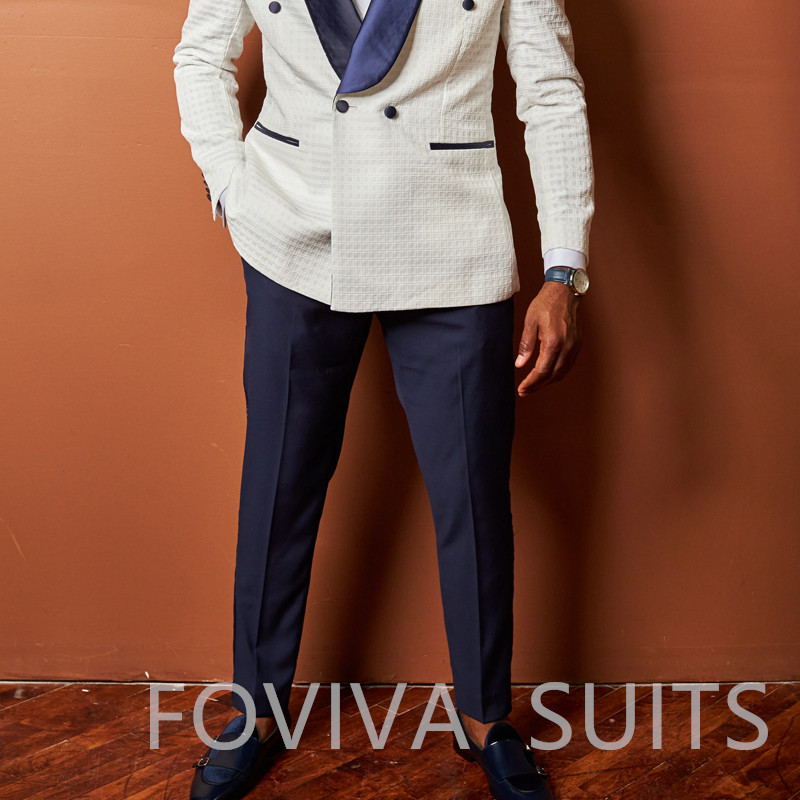 Kétsoros, kockás formális esküvői szmoking vőlegénynek, 2 részes kendő, karcsú hajtóka, legjobb férfi öltönyök, nadrágos férfi dzseki