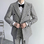 Nyomtatott betűs férfi öltönyök, karcsúsított, dupla mellű vőlegényi szmoking esküvőre, 2 részes férfi divatkabát nadrággal