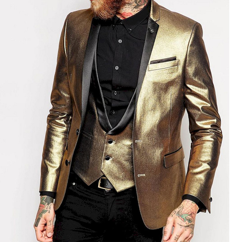 Arany báli férfi öltöny, karcsú szabású, 3 részes blézermellény, fekete nadrág rovátkolt hajtókás vőfély szmoking esküvői férfidivatra