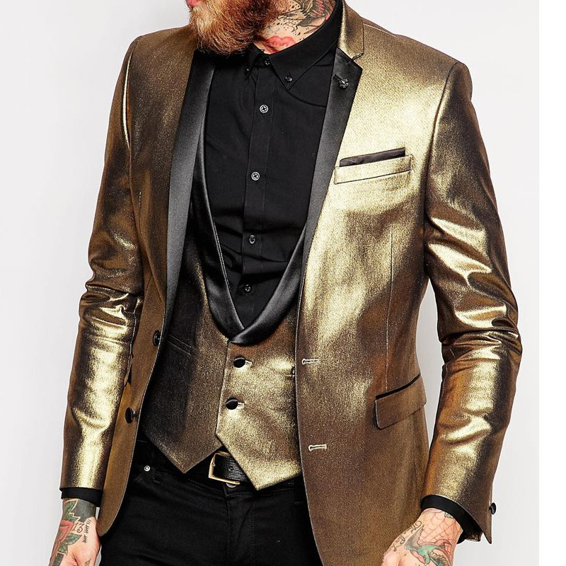 Arany báli férfi öltöny, karcsú szabású, 3 részes blézermellény, fekete nadrág rovátkolt hajtókás vőfély szmoking esküvői férfidivatra