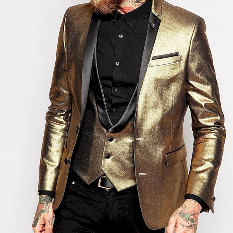 Arany báli férfi öltöny, karcsú szabású, 3 részes blézermellény, fekete nadrág rovátkolt hajtókás vőfély szmoking esküvői férfidivatra