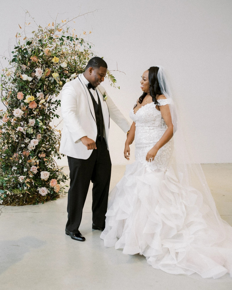 Tuxedo alb de nuntă formal pentru mire costum slim pentru bărbați 3 bucăți șal rever pentru bal Blazer de mare mărime, jachetă de modă, pantaloni, vestă